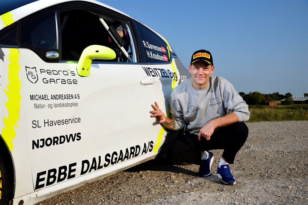 Rasmus Sørensen ved sin Peugeot 208, som han for nylig vandt en meget klar sejr med i Tyskland. På lørdag vil han forsøge at gentage succesen på Lolland-Falster.
(Foto: Michael Eisenberg)